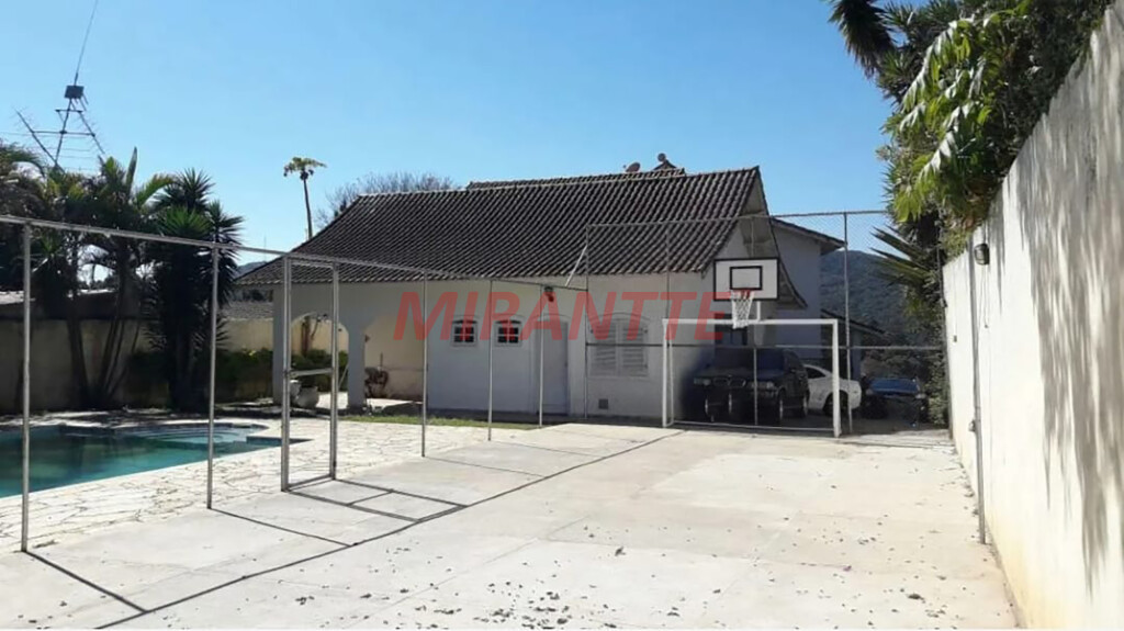 Cond. fechado de 700m² com 4 quartos em Caraguata