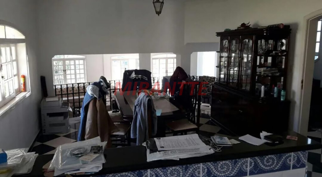 Cond. fechado de 700m² com 4 quartos em Caraguata