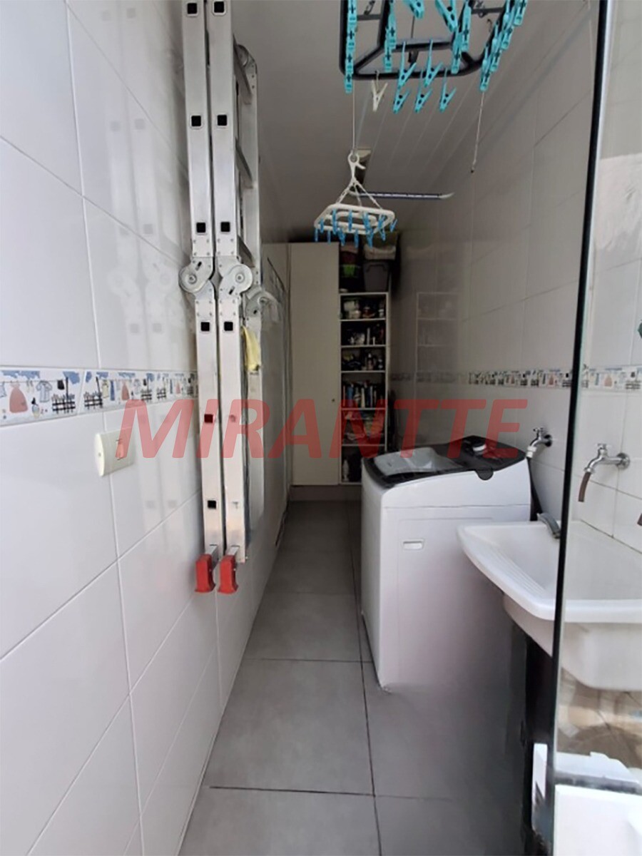 Sobrado de 195m² com 4 quartos em Vila Nivi