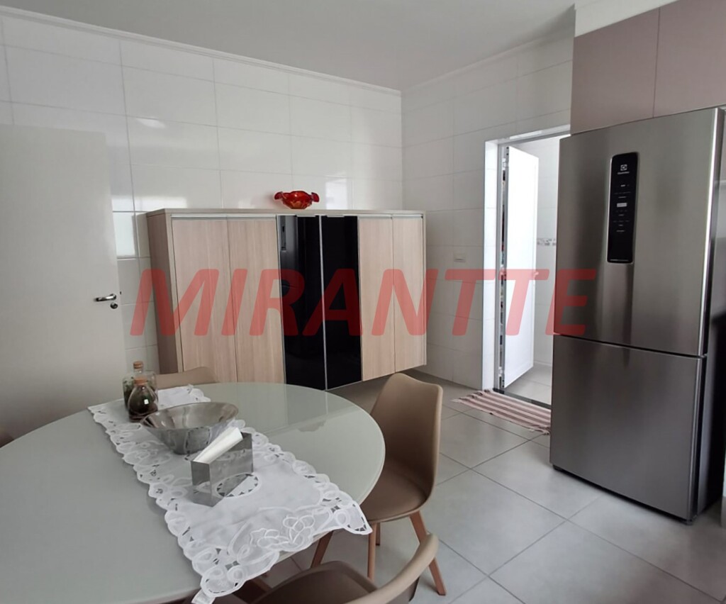 Sobrado de 195m² com 4 quartos em Vila Nivi