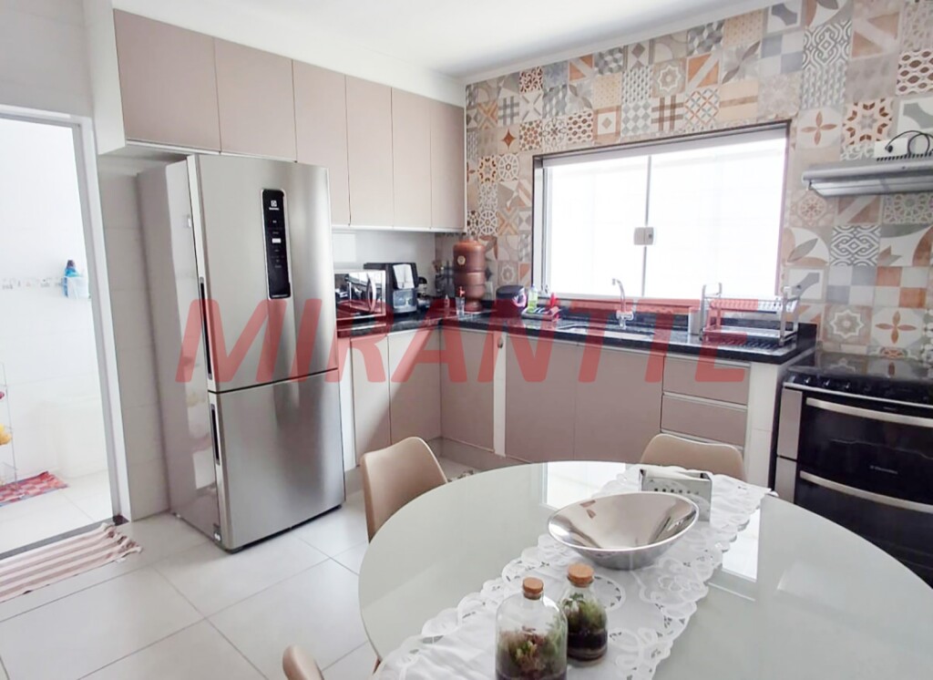 Sobrado de 195m² com 4 quartos em Vila Nivi