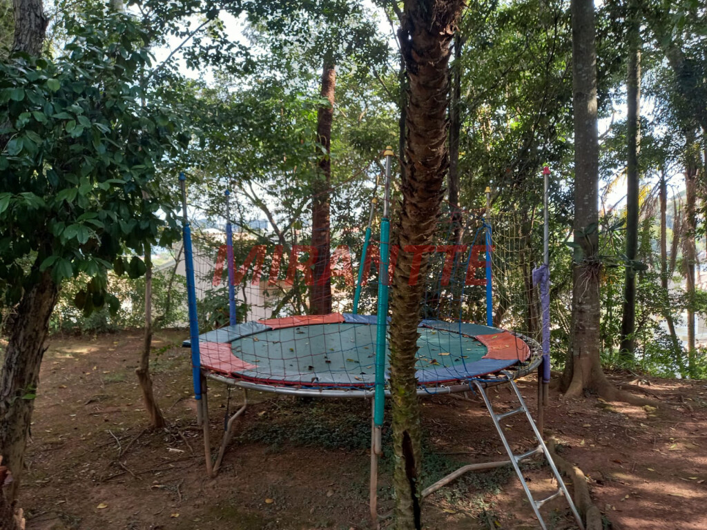 Cond. fechado de 450m² com 4 quartos em Jardim Virginia Bianca
