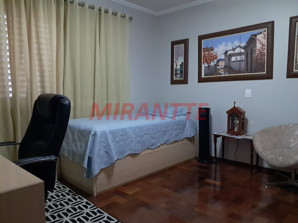 Sobrado com 4 quartos em Água Fria