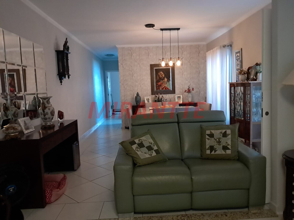 Sobrado com 4 quartos em Água Fria