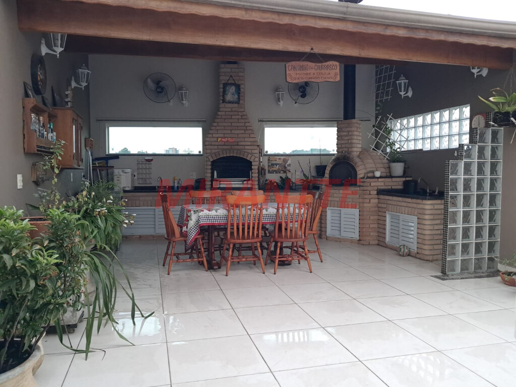 Sobrado com 4 quartos em Água Fria