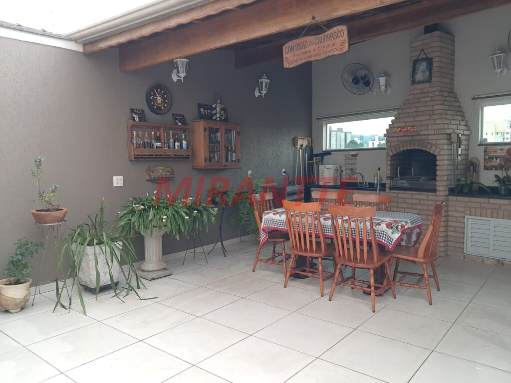 Sobrado com 4 quartos em Água Fria