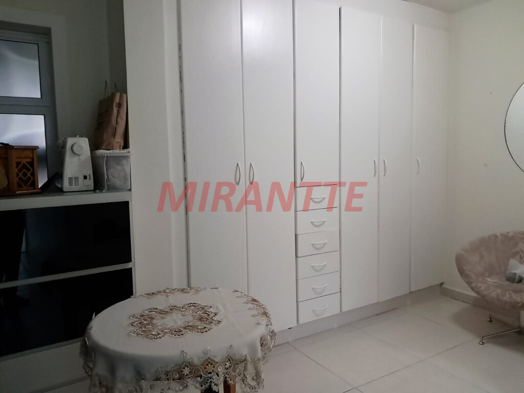 Sobrado com 4 quartos em Água Fria