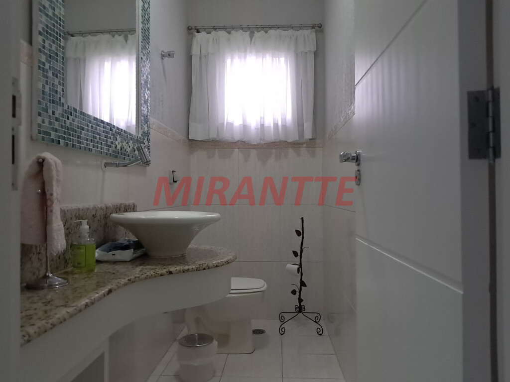 Sobrado com 4 quartos em Água Fria