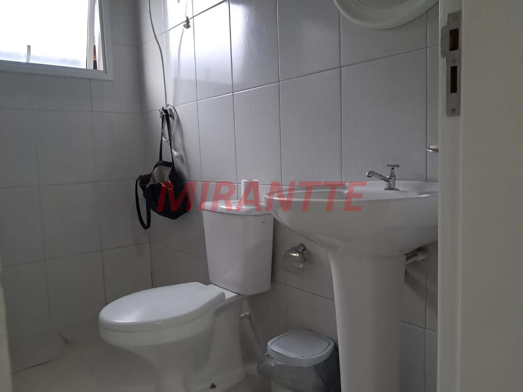Sobrado com 4 quartos em Água Fria
