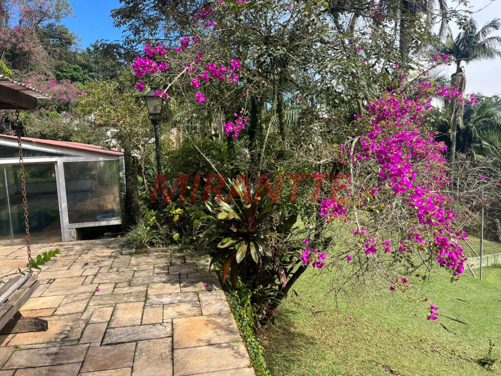 Sobrado de 400m² com 4 quartos em Roseira