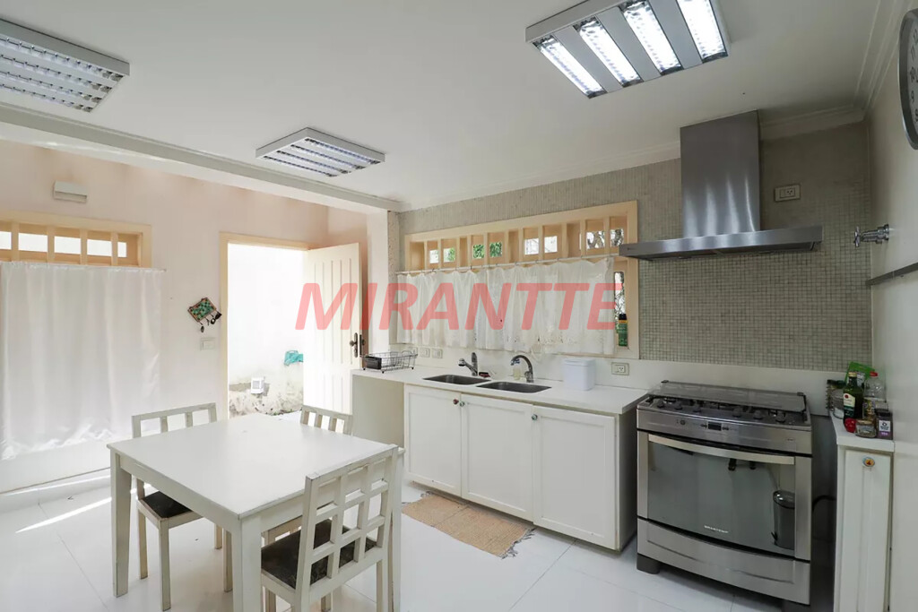 Sobrado de 256m² com 3 quartos em Jardim São Bento