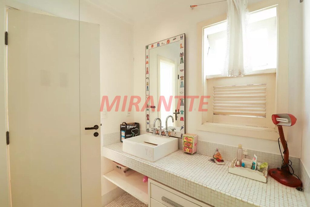 Sobrado de 256m² com 3 quartos em Jardim São Bento
