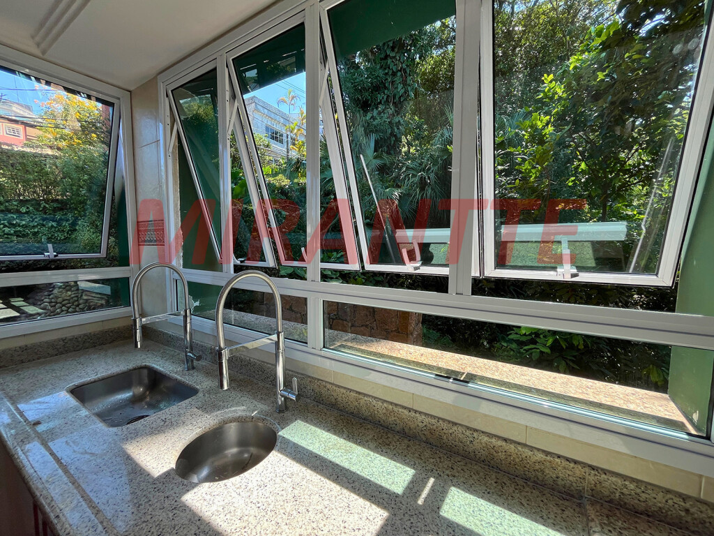 Cond. fechado de 740m² com 6 quartos em Marapé