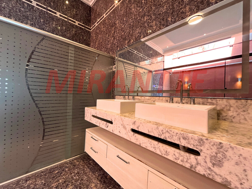 Cond. fechado de 740m² com 6 quartos em Marapé