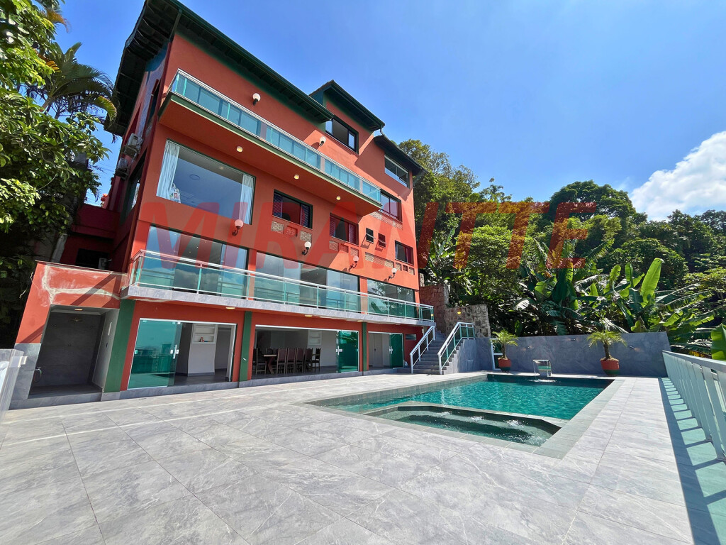 Cond. fechado de 740m² com 6 quartos em Marapé