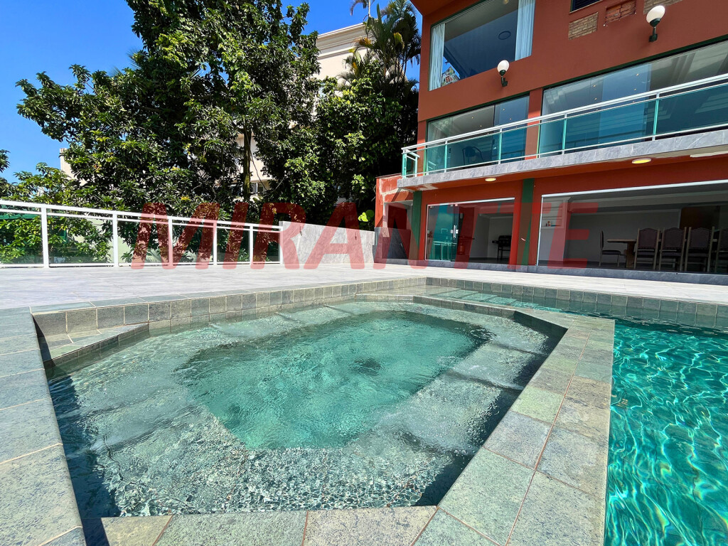 Cond. fechado de 740m² com 6 quartos em Marapé