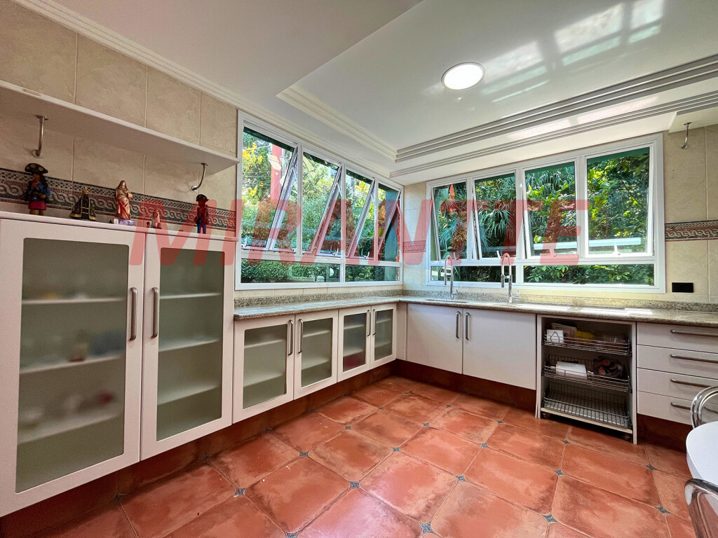 Cond. fechado de 740m² com 6 quartos em Marapé