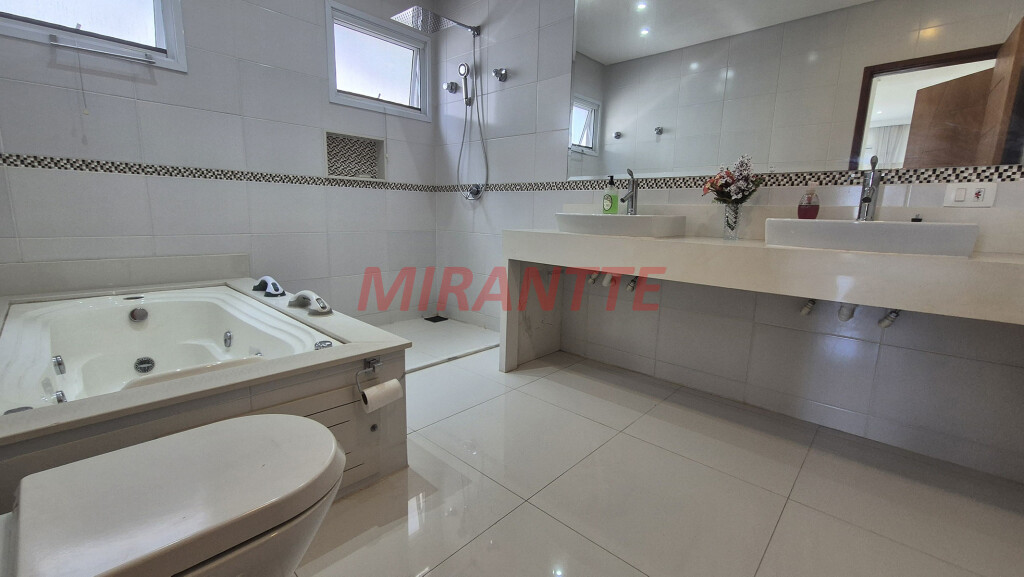 Cond. fechado de 486m² com 3 quartos em Real Parque