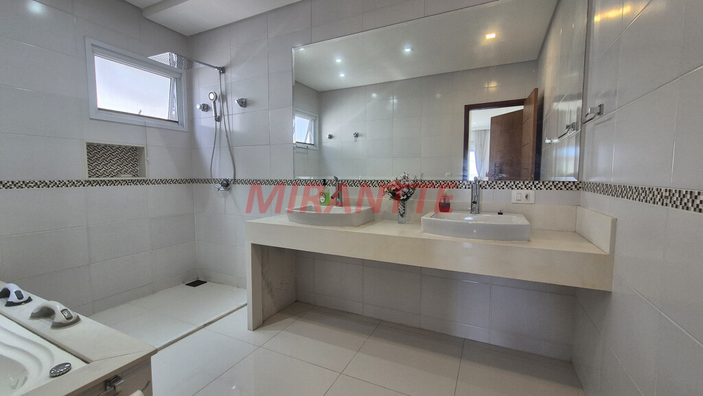Cond. fechado de 486m² com 3 quartos em Real Parque