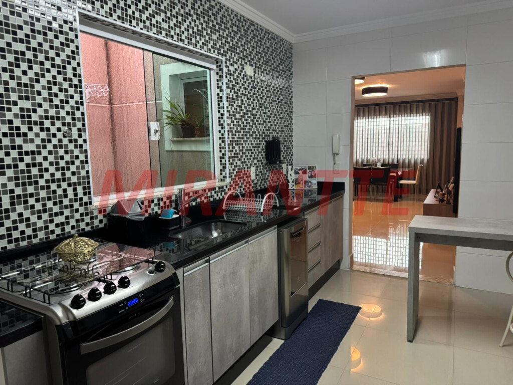 Cond. fechado de 100m² com 3 quartos em Santana