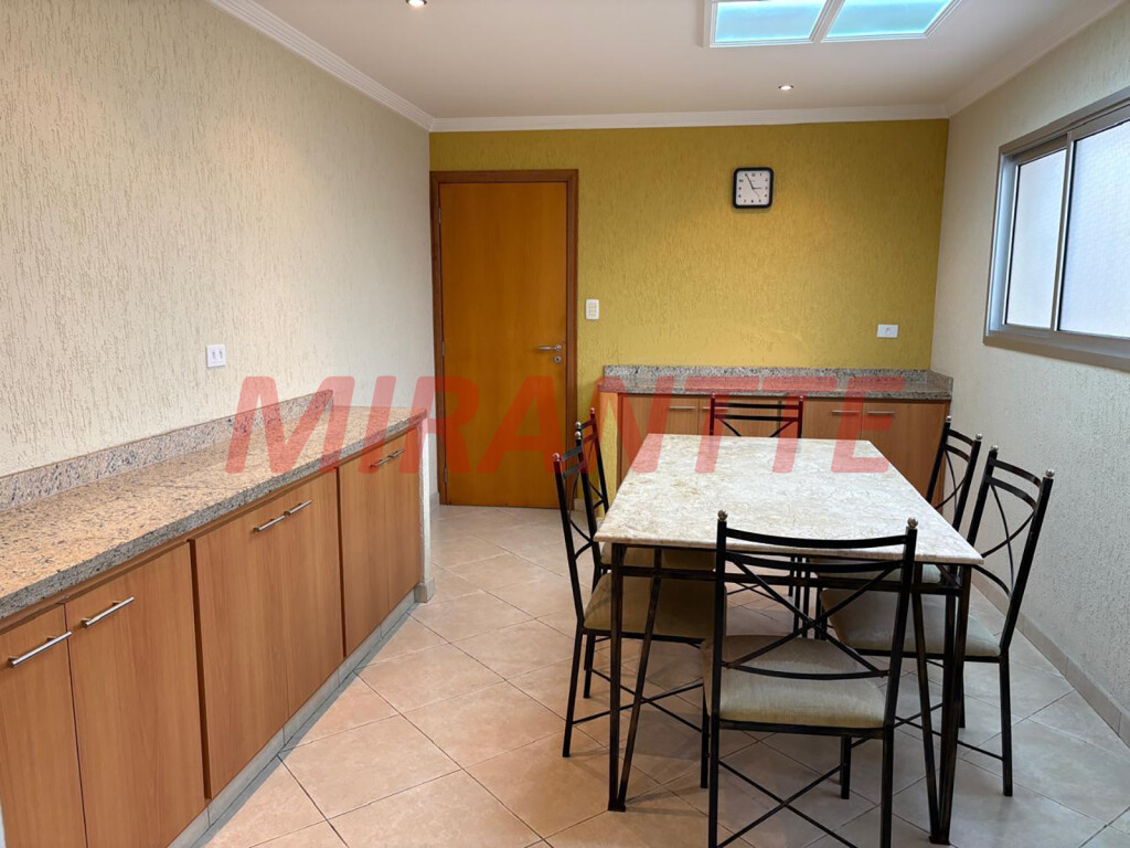 Sobrado de 198m² com 3 quartos em Água Fria