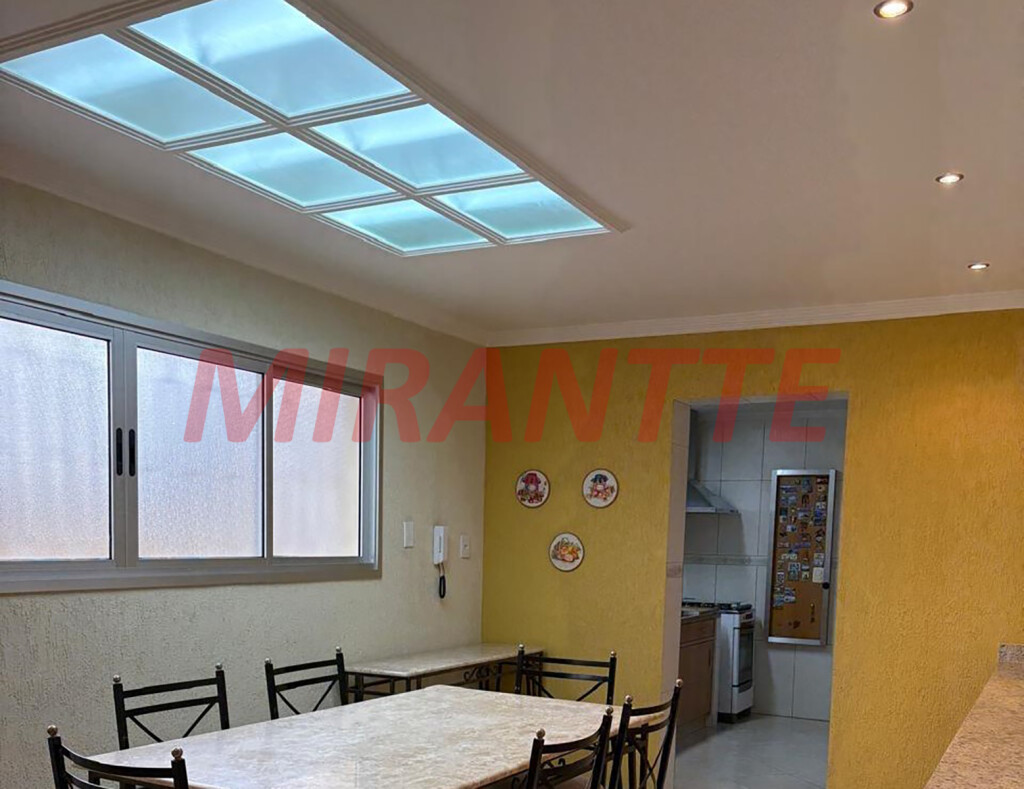 Sobrado de 198m² com 3 quartos em Água Fria