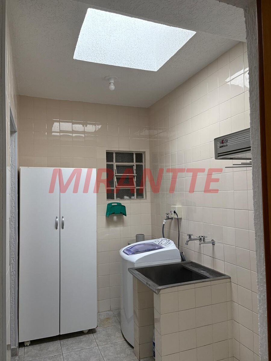 Sobrado de 198m² com 3 quartos em Água Fria