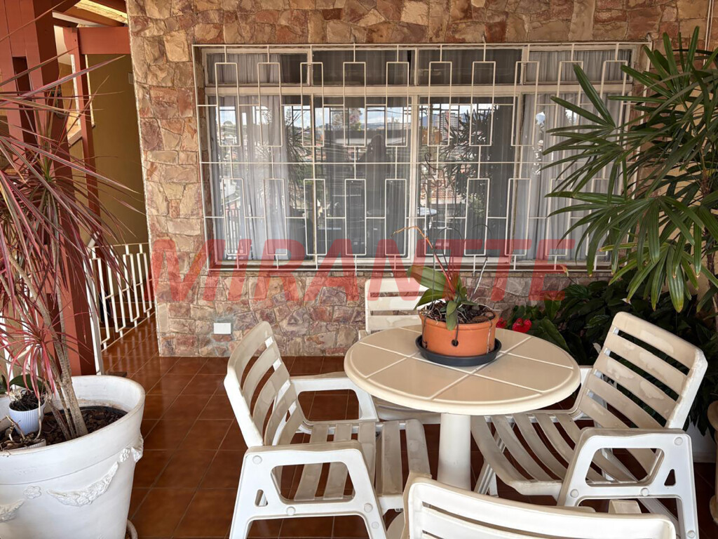 Sobrado de 198m² com 3 quartos em Água Fria