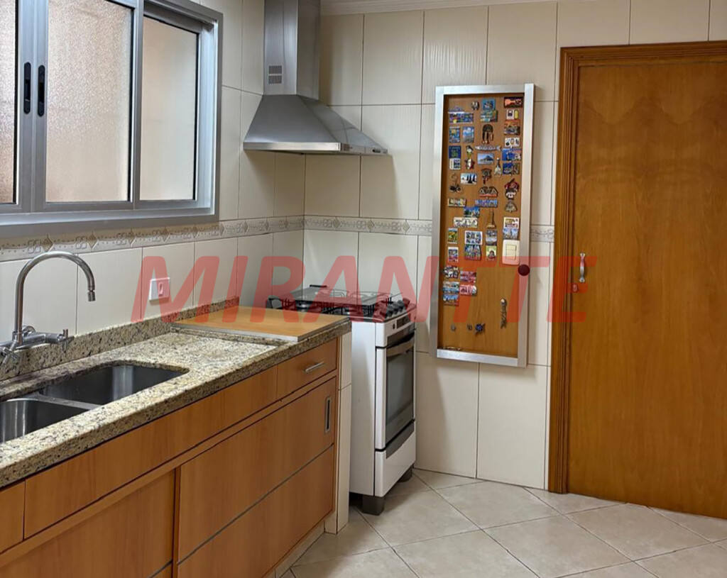 Sobrado de 198m² com 3 quartos em Água Fria