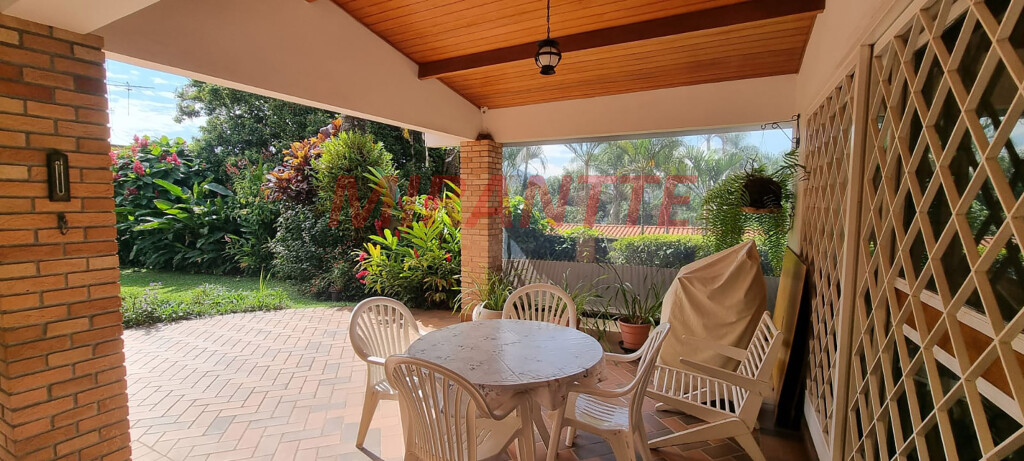 Sobrado de 392m² com 6 quartos em Tremembe