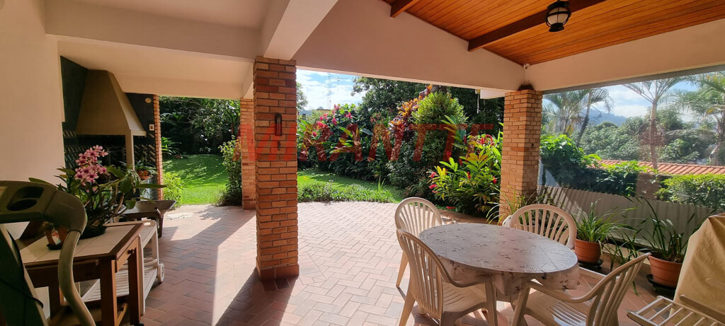 Sobrado de 392m² com 6 quartos em Tremembe