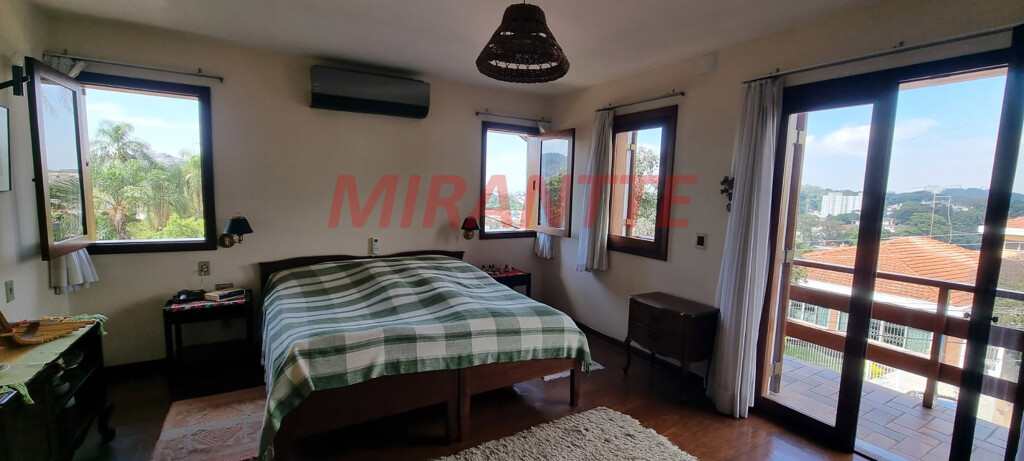 Sobrado de 392m² com 6 quartos em Tremembe