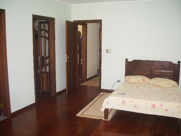 Sobrado com 4 quartos em Jardim Virginia Bianca