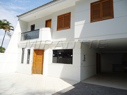 Sobrado com 4 quartos em Tremembe