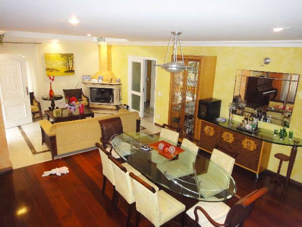 Sobrado de 400m² com 7 quartos em Tremembe