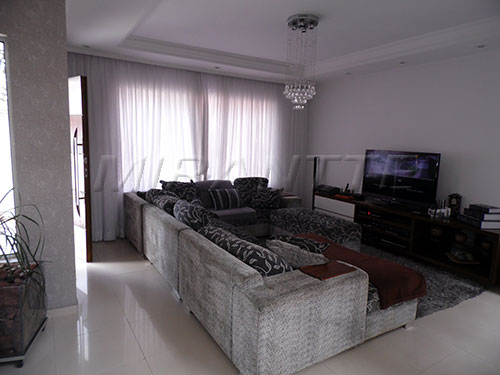 Sobrado de 250m² com 4 quartos em Jardim Guapíra