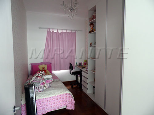 Sobrado de 250m² com 4 quartos em Jardim Guapíra