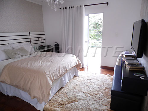 Sobrado de 250m² com 4 quartos em Jardim Guapíra