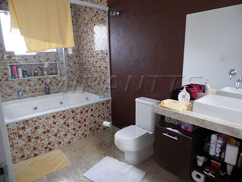 Sobrado de 250m² com 4 quartos em Jardim Guapíra