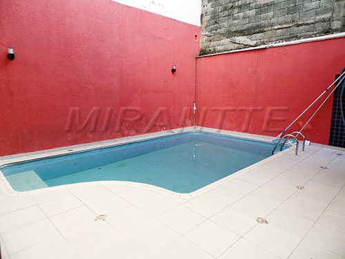 Sobrado de 250m² com 4 quartos em Jardim Guapíra