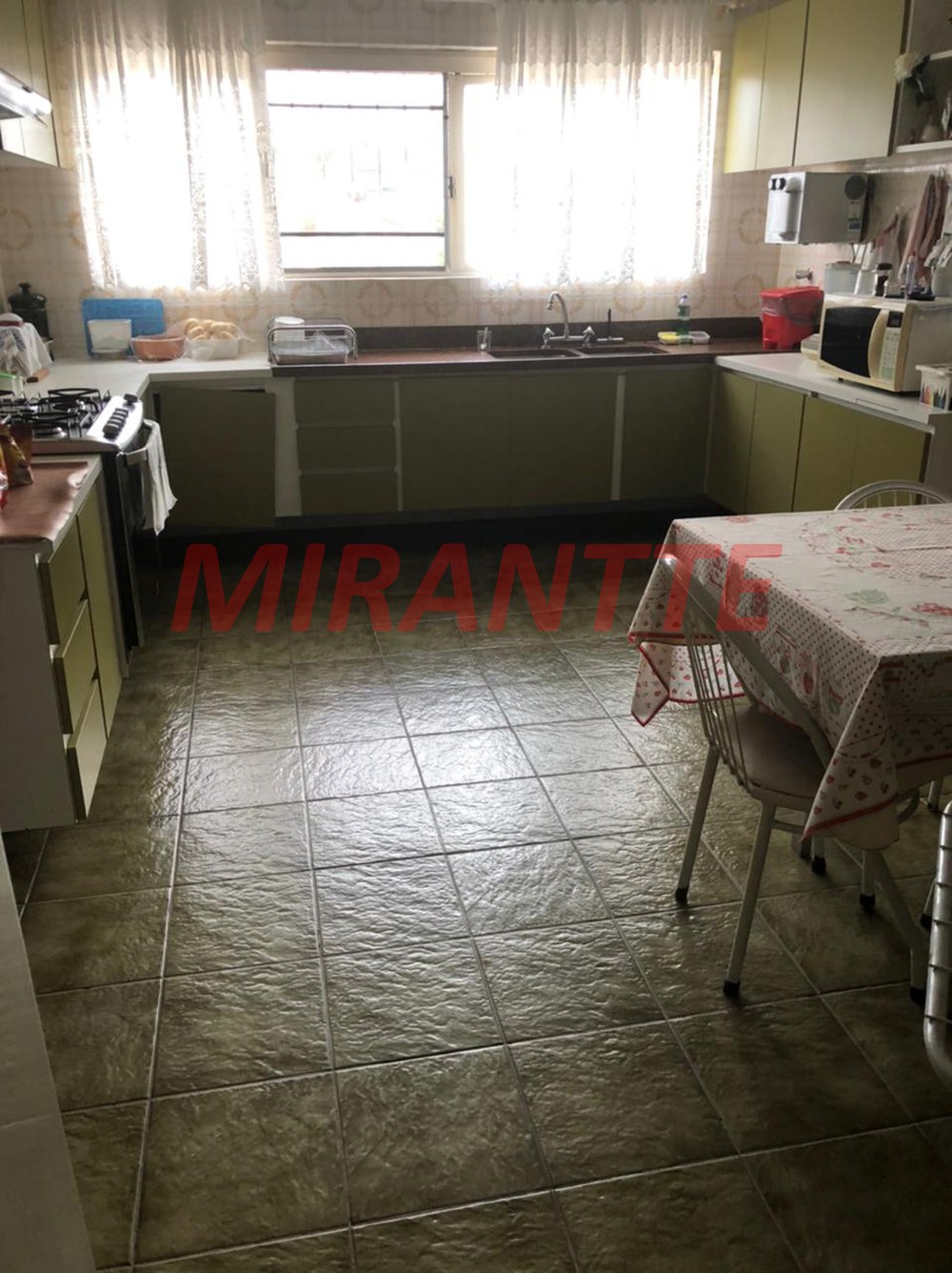 Sobrado de 440m² com 3 quartos em Água Fria