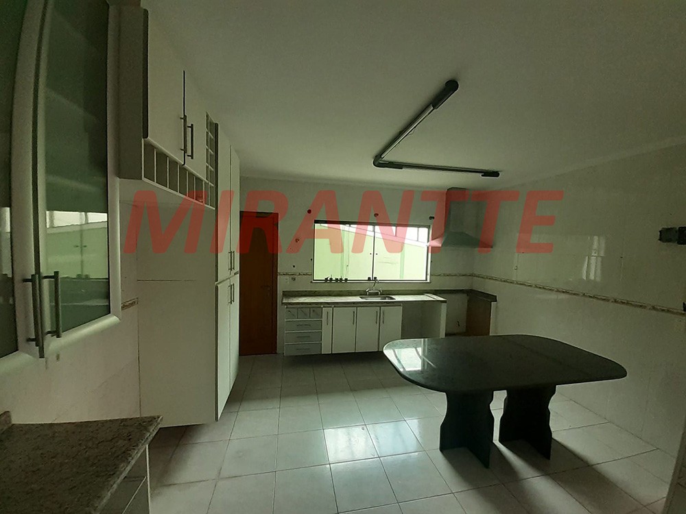 Sobrado de 178m² com 3 quartos em Água Fria