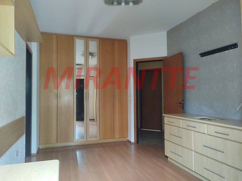 Sobrado de 178m² com 3 quartos em Água Fria