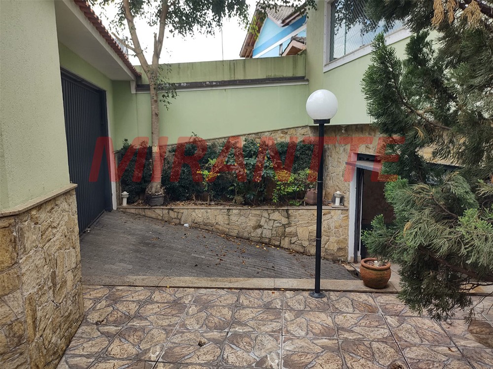 Sobrado de 178m² com 3 quartos em Água Fria