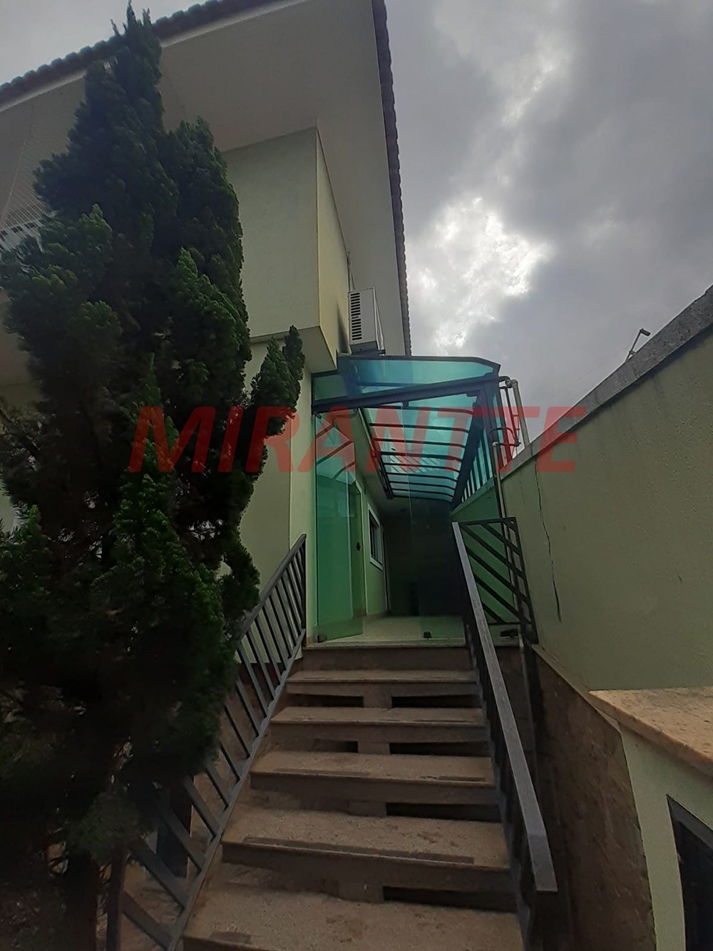 Sobrado de 178m² com 3 quartos em Água Fria