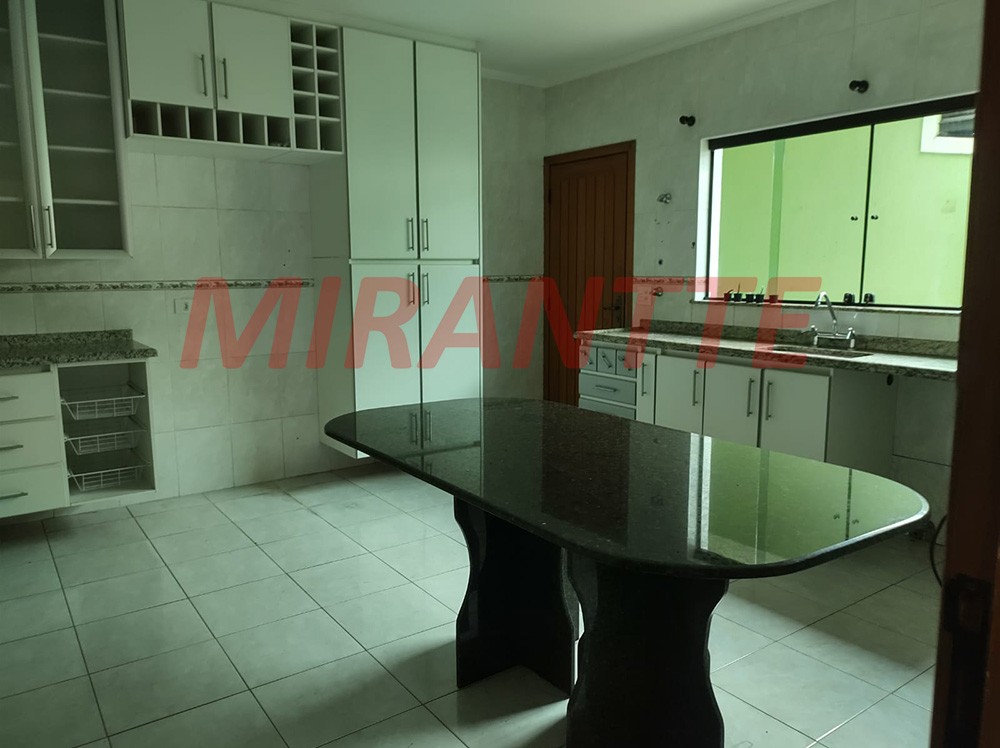 Sobrado de 178m² com 3 quartos em Água Fria