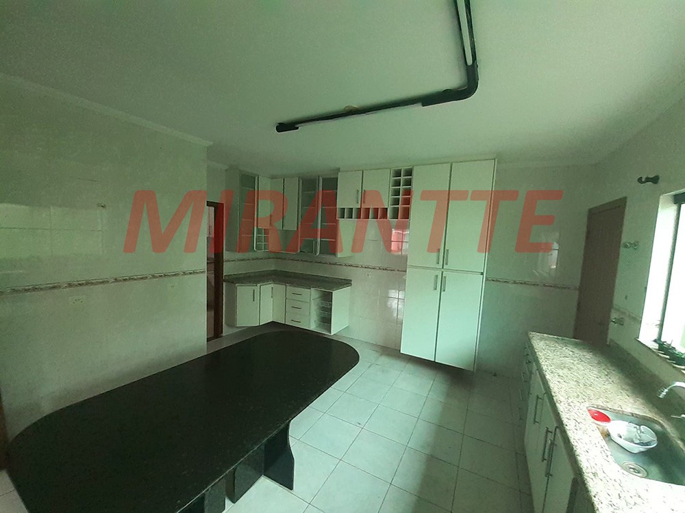 Sobrado de 178m² com 3 quartos em Água Fria