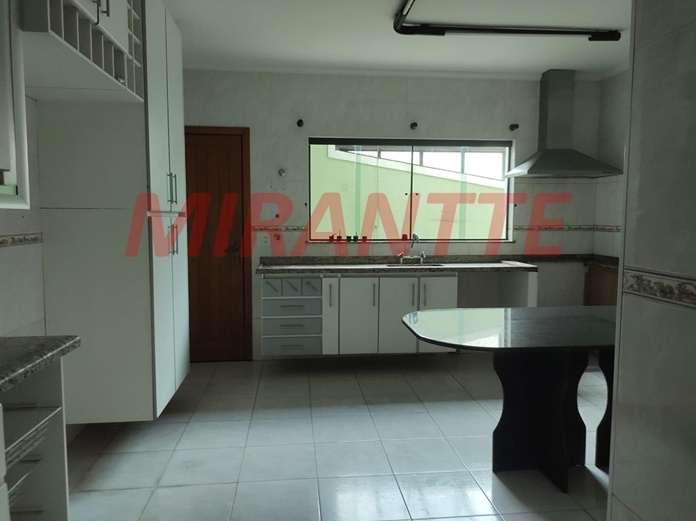 Sobrado de 178m² com 3 quartos em Água Fria
