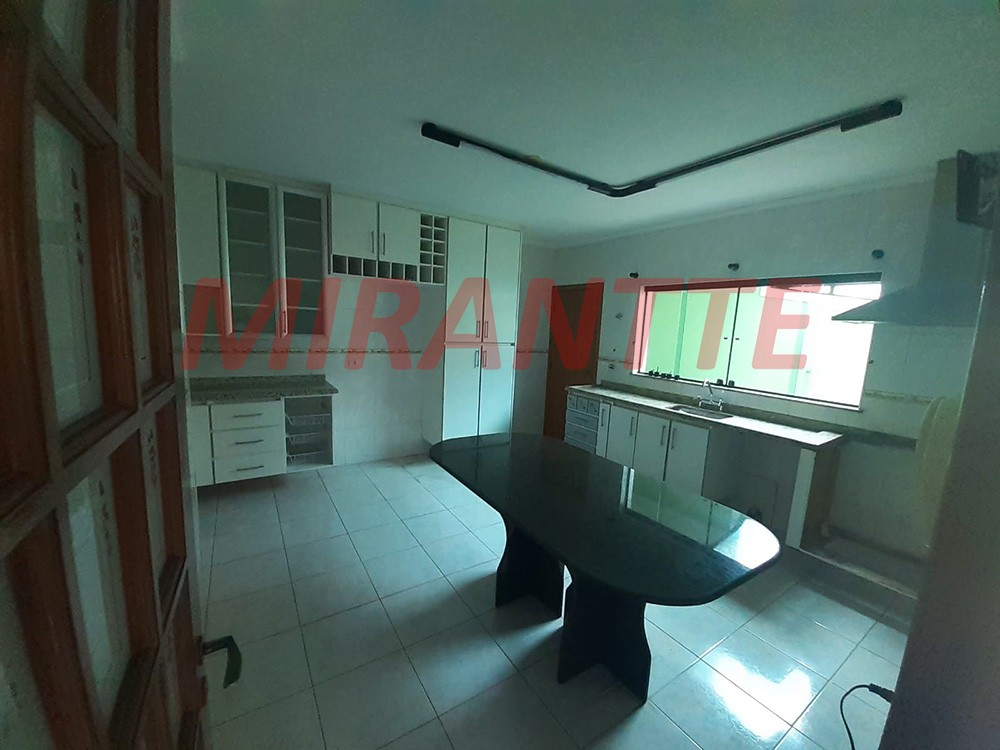 Sobrado de 178m² com 3 quartos em Água Fria