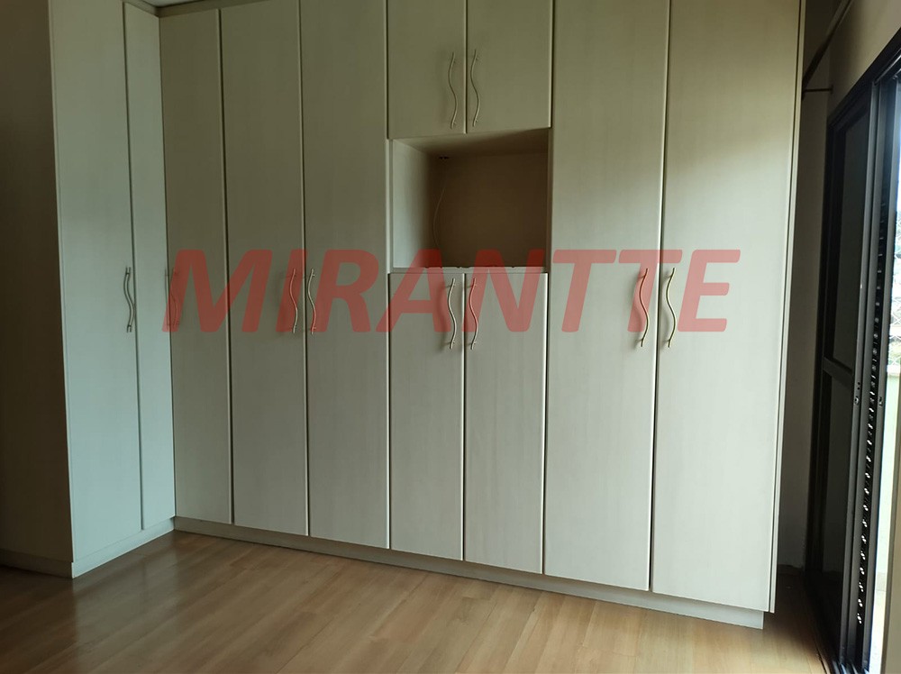 Sobrado de 178m² com 3 quartos em Água Fria